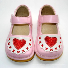 Rosa Baby Schuhe mit rotem Herz